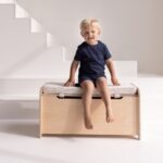 Zitkussen voor speelgoedkist - opbergkist beige zitten en lachen