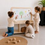 Jindl speelgoedkast met whiteboard en drie tekende kinderen