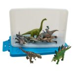 Betzold EduCasa - deluxe dinosauriers - 8 delig - hele set in staande trommel met blauwe deksel eronder