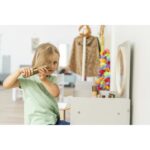 Betzold kinderspiegeltafel, incl. krukje - meisje bezig met haren zittend op krukje voor kinderspiegeltafel