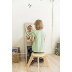 Betzold kinderspiegeltafel, incl. krukje - meisje zittend op krukje kijken in spiegel