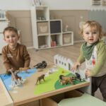Betzold tapijt voor een speeltafel op de vloer - set van 2 - jongentjes spelend met Afrikaanse dieren op tapijt van landschap