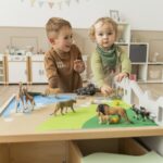 Betzold tapijt voor een speeltafel op de vloer - set van 2 - spelende kinderen met landschap tapijt op speeltafel en Afrikaanse dierenset