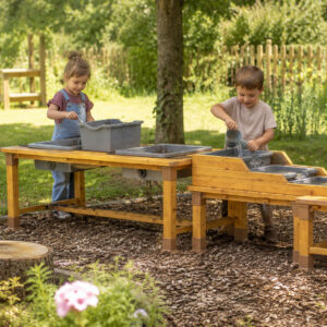 Houten water- en moddertafel op locatie