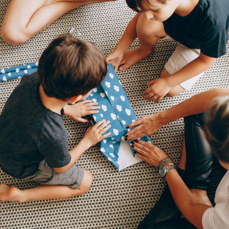 Familie pakt samen een cadeau in