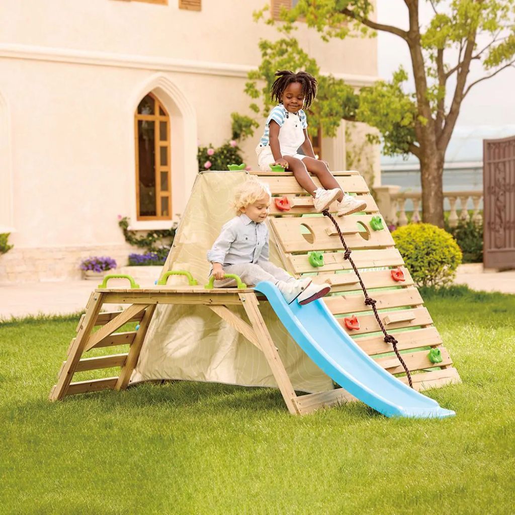 Speelhuis Trelines spelende kinderen Speelhuis Trelines met spelende kinderen