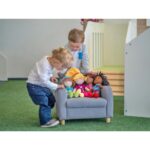 Stoffen poppen - set van vier - kinderen kijkend naar poppen - zittend in stoel