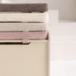 Zitkussens speelgoedkist met soft close vier kleuren op beige speelgoedkist