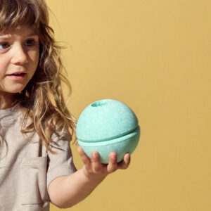 Foam Ball Ocean Mint - Forest Green meisje met foam bal in haar hand