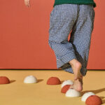 Foam Ball Sand grey - Honey yellow en Burnt Orange balanceren op helft