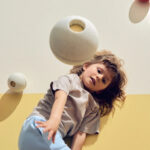 Foam Ball Sand grey - Honey yellow meisje liggend op de vloer