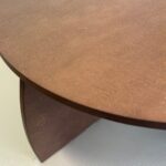 Kindertafel rond walnoot bovenaanzicht met logo