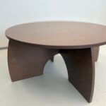 Kindertafel rond walnoot vooraanzicht