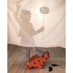 MODU Burnt Orange - Dusty Green Halloween 2026 balanceren met hand in de lucht - pompoen en spook