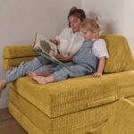 Speelbank - speelmatras Jindl Cord okergeel opgestapeld - samen boekje lezen