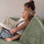 Speelbank - speelmatras Jindl Cord olijfgroen close-up rugleuning en samen boekje lezen