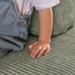 Speelbank - speelmatras Jindl Cord olijfgroen close-up stof en kinderhandje