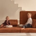 Speelbank speelmatras Jindl kleur Terracotta samen zitten met zitkussens beige