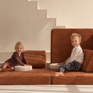 Speelbank speelmatras Jindl kleur Terracotta samen zitten met zitkussens beige
