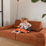 Speelbank speelmatras Jindl kleur Terracotta samen zitten op speelbank