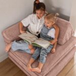 Speelbank - speelmatras zacht roze samen zitten lezen