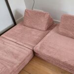 Speelbank speelmatras zacht roze uitgelegd in de woonkamer