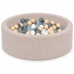 Vrijstaande cappuccinokleurige ronde Jindl Bouclé ballenbak met 200 ballen in de standaardmix.