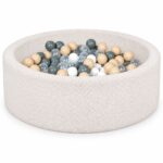 Vrijstaande crèmekleurige ronde Jindl Bouclé ballenbak met 200 ballen in de standaardmix.