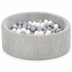 Vrijstaande grijze Jindl Cord ballenbak met witte en grijze ballen op een witte achtergrond.