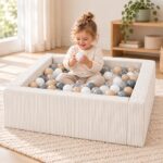 Peuter speelt in een beige vierkante modulaire Jindl Cord ballenbak met 200 ballen – Wit / Transparant / Grijs / Cappuccino