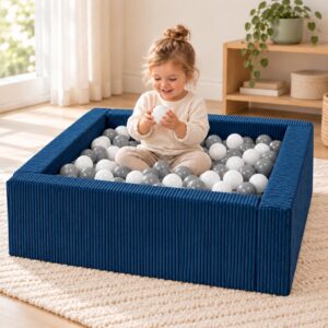 Peuter speelt in een donkerblauwe vierkante modulaire Jindl Cord ballenbak met 200 ballen – Wit / Grijs