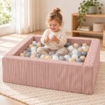 Peuter speelt in een oudroze vierkante modulaire Jindl Cord ballenbak met 200 ballen – Wit / Transparant / Grijs / Cappuccino