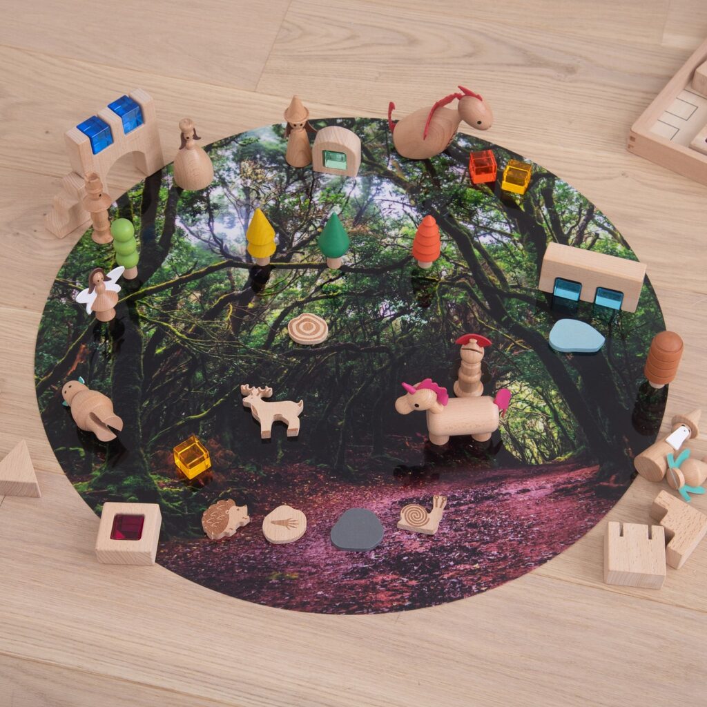 Speelidee met de ronde Tickit bosmat, tafel en figuren apart verkrijgbaar