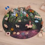 Speelidee met de ronde Tickit bosmat, tafel en figuren apart verkrijgbaar