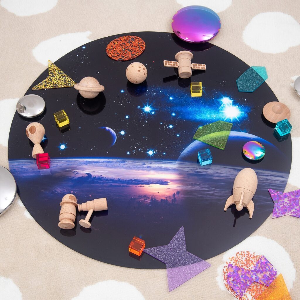 Speelidee met de ronde Tickit ruimtemat, tafel en figuren apart verkrijgbaar