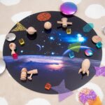 Speelidee met de ronde Tickit ruimtemat, tafel en figuren apart verkrijgbaar